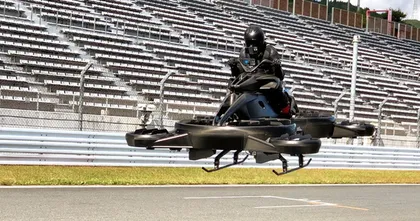 อนาคตอยู่ไม่ไกล! ญี่ปุ่นเปิดตัว Hoverbike มอเตอร์ไซค์บินได้แบบในภาพยนตร์ไซไฟ!