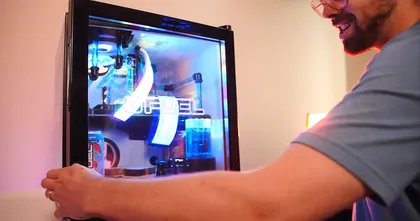 อย่างเจ๋ง! YouTuber ประกอบเกมมิ่งพีซีไว้ในตู้เย็น Mini Fridge เล่นก็ได้ แช่ก็ดี