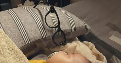พ่อแม่ญี่ปุ่นเป็นงง แค่หมอนกับแว่นก็สามารถกล่อมลูกนอนได้!?