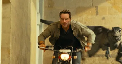 Chris Pratt หนีแรปเตอร์พันธุ์ใหม่ในภาพล่าสุดของ Jurassic World: Dominion