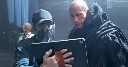 Black Adam ปล่อยภาพเบื้องหลังเผยให้เห็น Dwayne Johnson ในชุดฮีโร่เต็มๆ