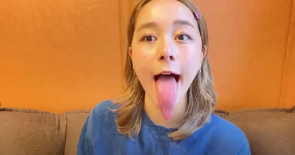 อดีตไอดอลผู้ผันตัวเป็น YouTuber กลายเป็นไวรัล หลังโชว์ลิ้นที่ยาวเกือบ 10 ซม.
