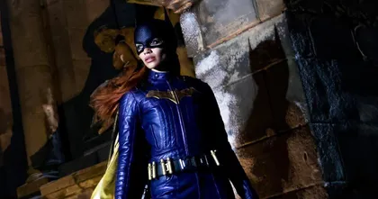 เผยโฉมแรกแบบเต็มๆ ของ Leslie Grace ในบทบาท Batgirl ของ HBO Max