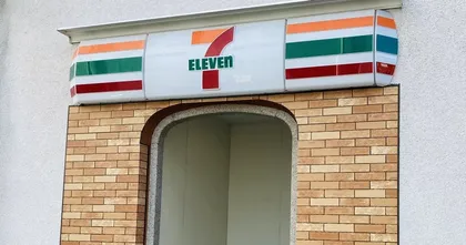 พบ Seven Eleven ที่มีทางเข้าเหมือนอยู่ในเกม RPG !?