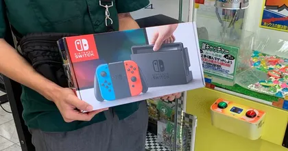 ดวงดีหรือฝีมือ!? สามีภรรยาญี่ปุ่นเล่นเครนเกมคีบได้ Switch เสียไปแค่ 300 เยน!