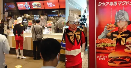 ชาวเน็ตพบท่าน Char ยืนต่อแถวซื้อ McDonald เมนูของตัวเอง!