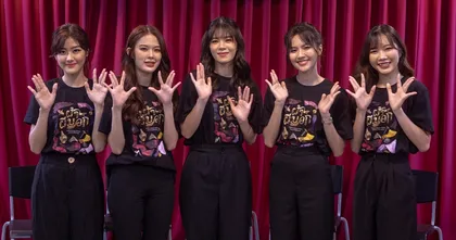 5 สมาชิก BNK48 ปรับลุคโชว์ฝีมือใน ผ้าผีบอก ขณะที่ หยิ่น-วอร์ ปลื้มที่ได้ร่วมงาน