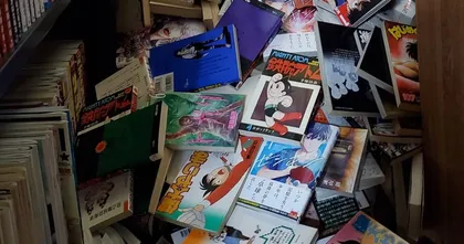 นักสะสมหัวใจสลาย! สะสมมังงะเยอะเกินไป ชั้นวางหนังสือถล่มพังพินาศ