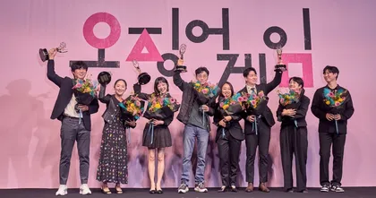 ทีมผู้สร้าง, นักแสดงนำ และทีมงานของซีรีส์ สควิดเกม เล่นลุ้นตาย (Squid Game) ฉลองชัย ทุบสถิติใหม่บนเวทีเอ็มมี่