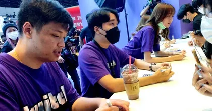 บูธ Twitch บรรยากาศ SuperBusS นำทัพสตรีมเมอร์พบปะแฟน ๆ แบบใกล้ชิดพร้อมกิจกรรมเด็ด