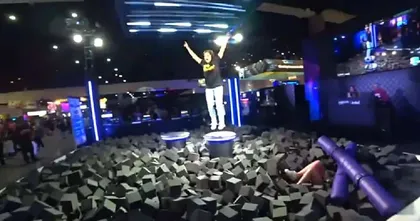 สตรีมเมอร์สาวเกิดอุบัติเหตุหลักหัก หลังโดดลงบ่อโฟมในงาน TwitchCon