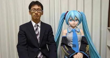 หนุ่มชาวญี่ปุ่นแต่งงานกับ Hatsune Miku แต่เธอกลับไม่พูดด้วยเสียแล้ว!