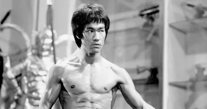 นักวิจัยเชื่อว่าสาเหตุการเสียชีวิตของ Bruce Lee เป็นเพราะดื่มน้ำมากไป