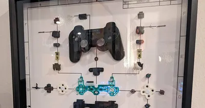เกมเมอร์นำจอย PS3 ที่เสียแล้วมาชำแหละเป็นงานศิลปะบนฝาผนัง