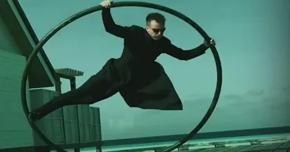 ชมคลิปหนุ่มผู้เลียนแบบนีโอใน The Matrix ได้สมจริงสุด ๆ