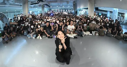 แฟนคลับใจฟู! เฌอปรางแจกรอยยิ้ม สบตาใกล้ชิด ในงาน Fansign