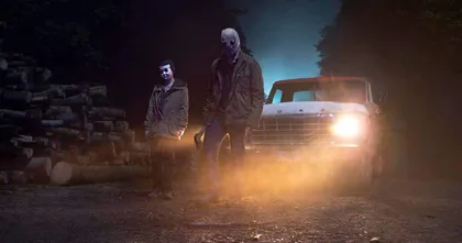 เผยภาพเซตแรกจาก “The Strangers Trilogy” ยกเครื่องรีบูตหนังในตำนานอัปเลเวลความโหดขั้นสุด