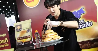 กระทบไหล่ Kyutae Oppa อินฟลูสายฮากันได้ที่บูธ CP ในงาน Thailand Game Show 2023