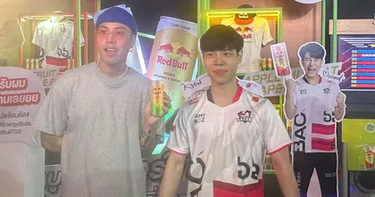 กระทบไหล่ Mickie Willcomeback จาก Bacon time ที่บูธ Red Bull ในงาน Thailand Game Show 2023