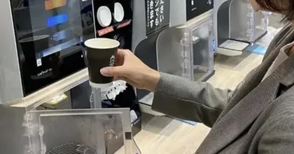 ผอ. โรงเรียนญี่ปุ่นถูกไล่ออก หลังเนียนกดกาแฟแก้วใหญ่ในร้าน แต่จ่ายราคาแก้วกลาง