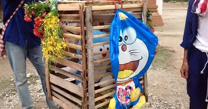 ชาวญี่ปุ่นฮือฮา คนไทยใช้ตุ๊กตาโดราเอม่อนในประเพณีแห่นางแมวขอฝน