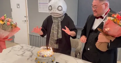 Yoko Taro นักพัฒนาเกมดังอย่าง NieR และ Drakengard เผยว่า หน้ากากประจำตัวทำให้ฉลองวันเกิดได้ไม่เต็มที่!