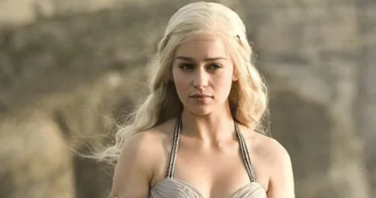 สาวน้อยชื่อ Khaleesi อดไปเที่ยวเพราะออกพาสปอร์ตไม่ได้ อ้างต้องขออนุญาตก่อน