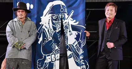 Johnny Depp ได้รับภาพวาด Jack Sparrow สไตล์ One Piece จากฝีมือของอาจารย์ Eiichiro Oda